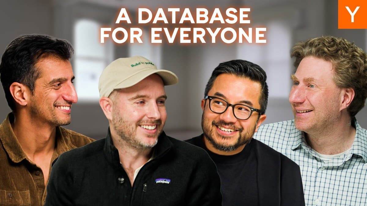 Fire smilende menn, den ene med beige caps, foran en lys, uskarp hall. Over dem står teksten «A DATABASE FOR EVERYONE», og i øvre høyre hjørne er Y Combinators oransje Y-logo.